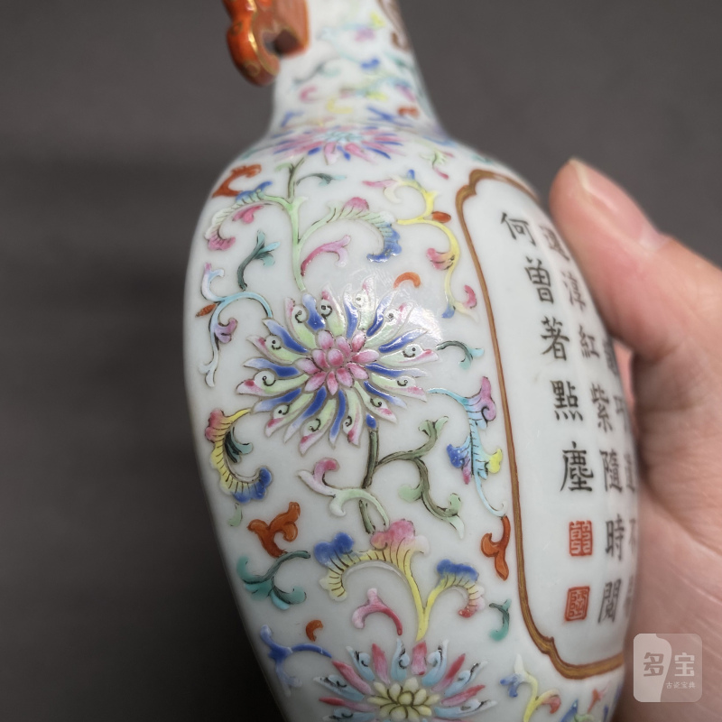 清乾隆 白地洋彩缠枝莲纹开光御题诗文壁瓶 - 图9